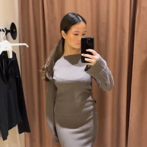 Jersey rib top från Gina Tricot - Säljer denna tröja från Gina Tricot för 150 kr+frakt. Helt oanvänd och endast testad.