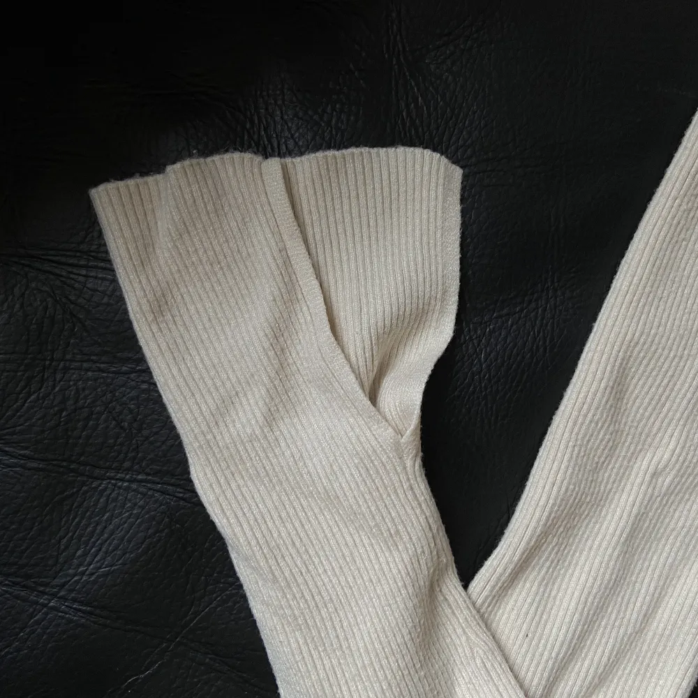 Skön ribbad tröja från GinaTricot i storlek Small. Elastiskt tyg, passformen är perfekt! Vit/beige i färgen🤍. Tröjor & Koftor.