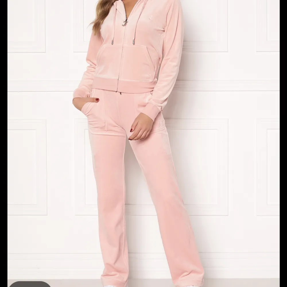 Säljer mitt rosa Juicy Couture set som endast är använt ett fåtal gånger. Hoodien är i stolek M och byxorna i XS. Hela setet för 500kr💕🥰. Hoodies.
