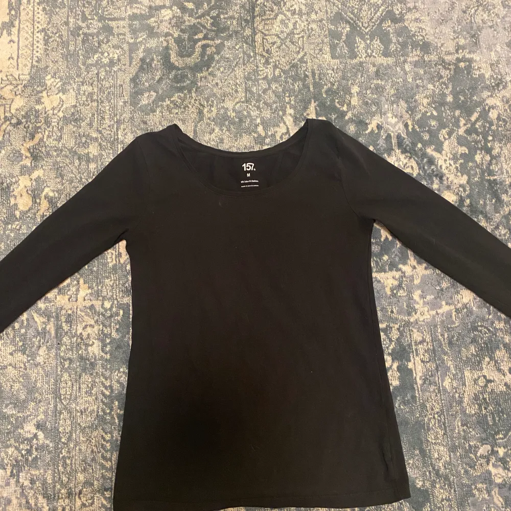 En långärmad tröja ifrån laget 157 urringade svart. Toppar.