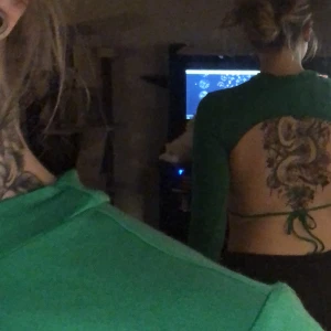 Öppen rygg  - Grön Öppen rygg med knytdetalj Långärmad  Cropped Mjuk Aldrig använd