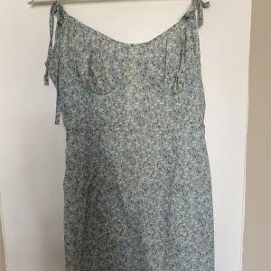 Blommig klänning  - Blommig klänning från SHEIN. Storlek S sitter lite tajt så kan kanske passa XS också, aldrig använt klänningen. 