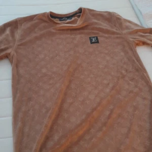 Tar swhis om ni vill swhisha så kan vi skriva om de - Köp LV tröja ni kan få för lite billigare pris diskuteras