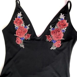 Body - En body andvänd fåtal gånger då de inte helt är min stil, den är v ingad! Köptes på h&m för några år sedan