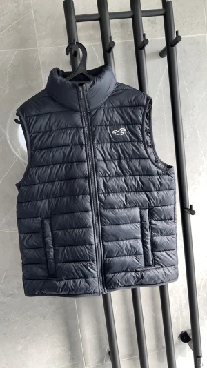 Hollister väst - Fläckfri väst i storlek S, knappt använd