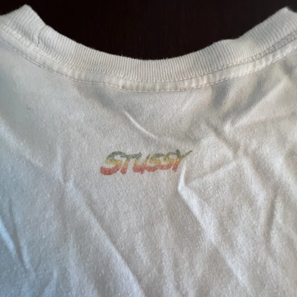 Otroligt mjukt och tunnare material (100% bomull). Storlek M men skulle säga något mindre i passformen. Stussy branding i nacken. Pm för frågor!:) . T-shirts.