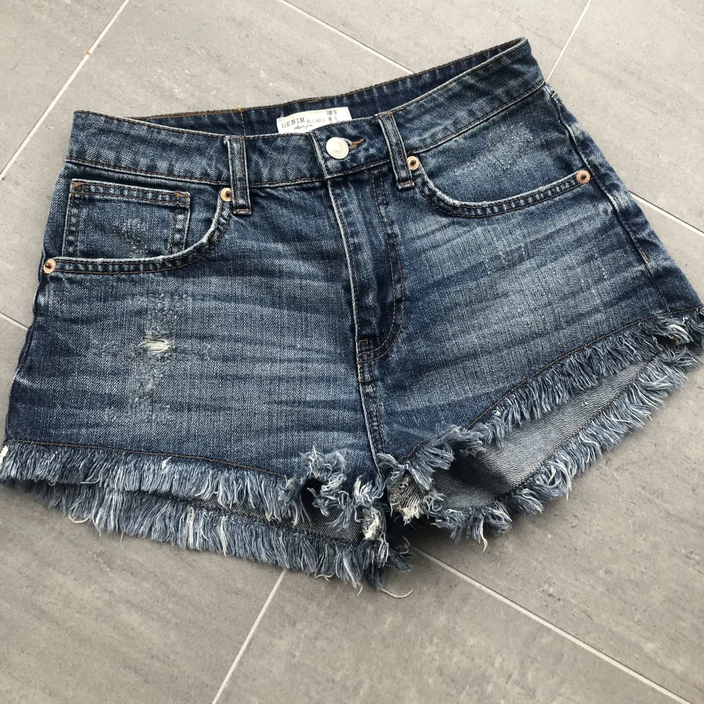 Säljer mina mörkblåa jeansshorts för endast 100kr+frakt. Säljer dem pga att dem är för små. Köparen står för frakt.. Shorts.