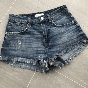 Jeanshorts  - Säljer mina mörkblåa jeansshorts för endast 100kr+frakt. Säljer dem pga att dem är för små. Köparen står för frakt.