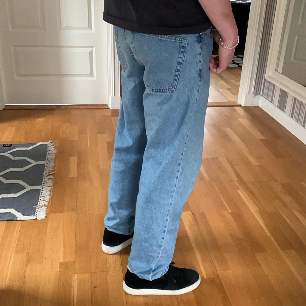 Dags att sälja mina jeans från ASOS design, Slutsålda. Dom är mellanblå me fet tvätt. Perfekt för någon som är lite kortare än 180. Jeans & Byxor.