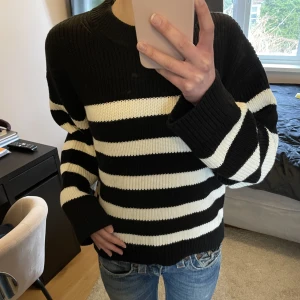 Fin stickad tröja  - Fin svart och vit randig stickad tröja, knappt använd i bra skick!💗