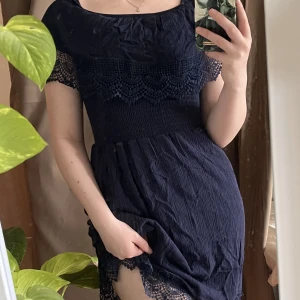 Klänning med volangspets  - Köpt i Turkiet på marknad för många år sedan, endast testad. Väldigt skönt material, dubbla kjollager, tjockt stretch-material. Passar även dig som är en storlek mindre eller större än S. 