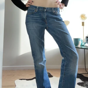Levis jeans lågmidjade - INTRESSEKOLL på mina jätte snygga Levis jeans som är lågmidjade, passat helt ok på mig som har 25/26 i lågmidjat men sitter lite baggy💞direkt köp:600