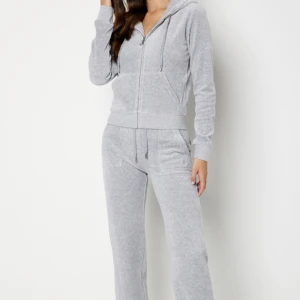 Juicy couture dam Xs/M - Säljer mitt fina juicy sett, har inte använt det så mycket så fortfarande i fint skick   Koftan är i storlek XS och byxorna M 💗 