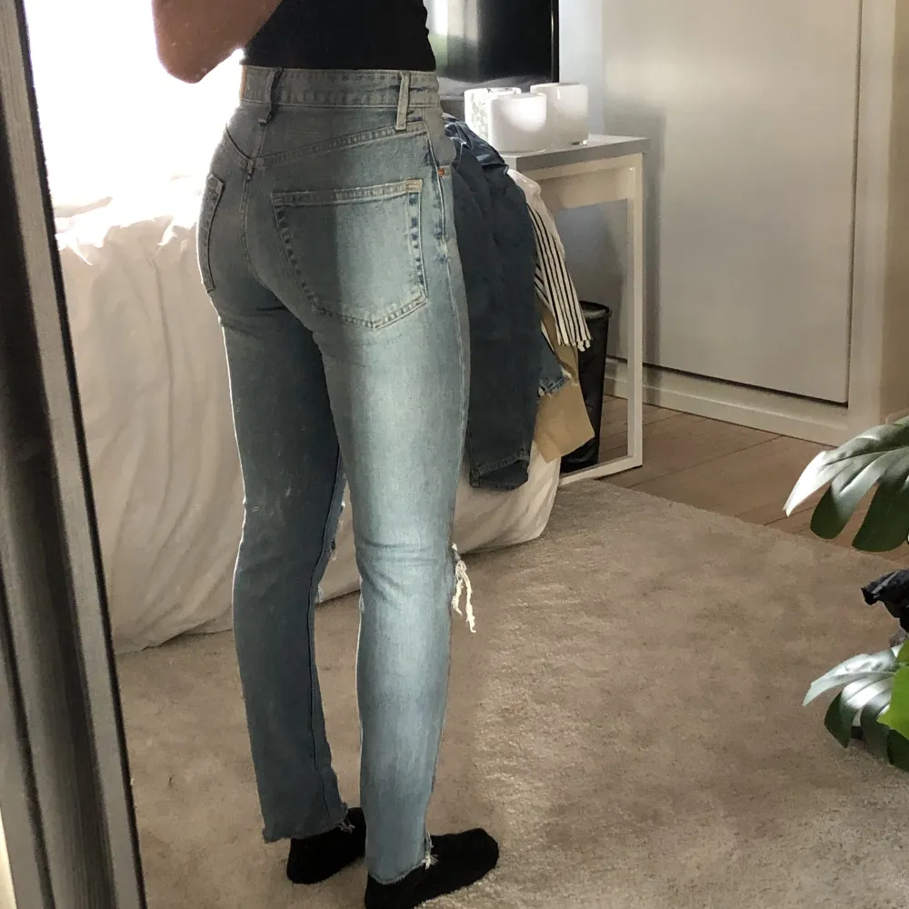 Supersnygga håliga jeans från Gina Tricot i storlek xs💞. Jeans & Byxor.