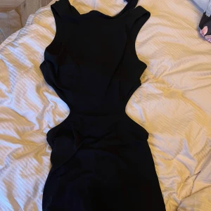 Klänning  - Klänning från Gina tricot. Storlek M. Använd 1 gång. Öppen i ryggen, se bild 2 och 3. 