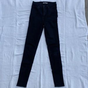 Levis jeans - Svarta jeans från Levis i slim fit passform. Använda men helt ok skick, litet hål i ena bakfickan. Säljer därav billigt. Modellen heter Mile high super skinny.