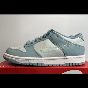 Nike Dunk Low  - Nike dunk low blue clear swoosh. Säljs för att de var för stora och inte hade öppettköp. Orginalbox + kvitto  förekommer.