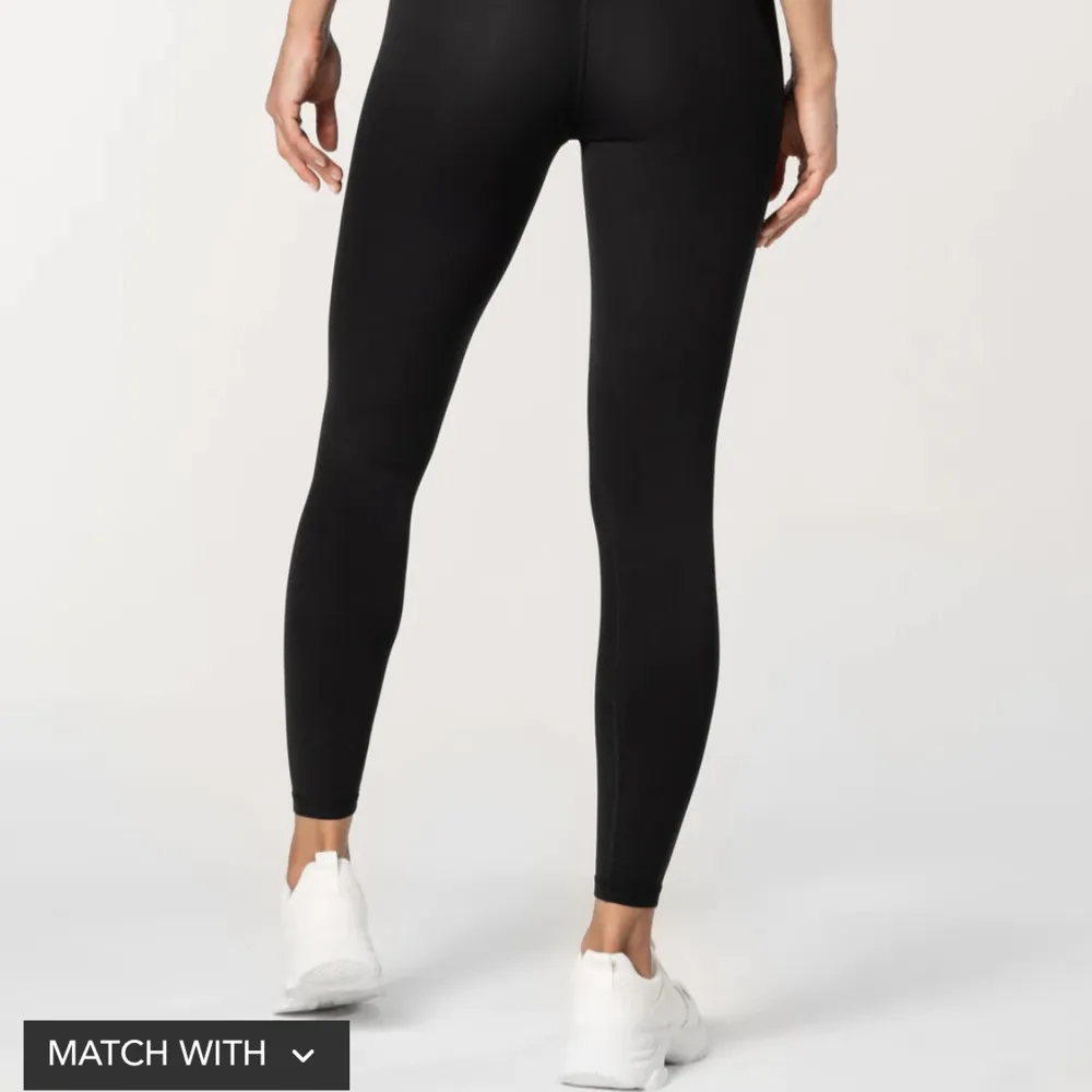 Svarta träningstights från Relode i modellen Mercy. Väldigt stretchiga och sköna, säljer för att de tyvärr är för små. Bra skick förutom lite slitningar i sömmen i midjan (se bild två). Köparen står för frakt. . Jeans & Byxor.