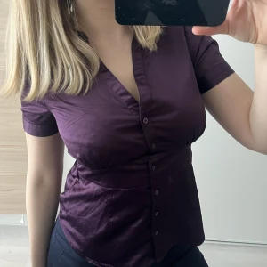 Hm blus  - Orkar inte stryka, passar nån som är storlek s-m 😊bra kvalite 