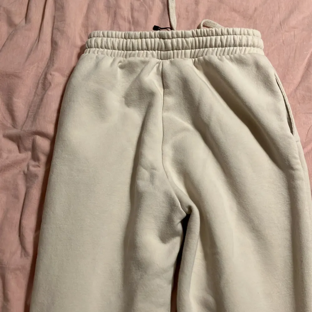 cream white beige comfy zara sweatpants pants trackpants . Jeans & Byxor.