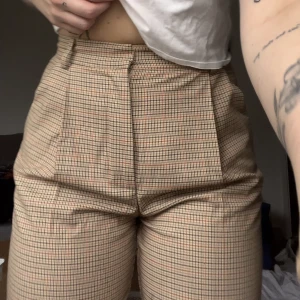 Rutiga kostymbyxor - Behöver tyvärr sälja ett av mina favorit-kostymbyxor. Jag är 175 och har lagt ner dom så de går ner till golvet!  Skriv för fler bilder/mått osv! <3