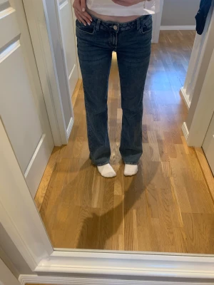 Bootcut jeans - Flare jeansen fårn hm som är slutsålda! Asnsygga bootcut jeans som är så sköna, säljer pga att de är lite för stora! De är mid/low waist