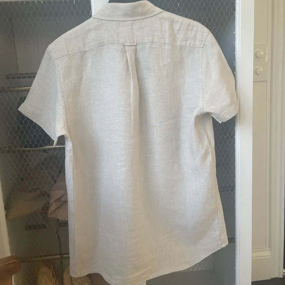 Linneskjorta från Knowledge cotton apparel som säljs pga att den är för stor. Köpt förra året på Grandpa för 650kr.  Öppen för prisförslag!  . Skjortor.