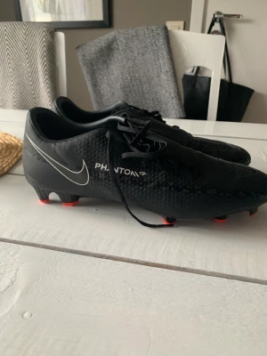 Nike fotbollsskor  - Säljer fotbollsskor från Nike i strl 46  Använda 2 gånger i nyskick  Kan skickas då köparen står för frakten  Finns på stormgatan  Pris : 400kr  