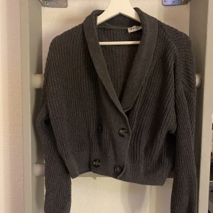 Stickad kofta - Säljer denna stickade koftan då jag inte använder den!