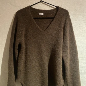 Stickad tröja - En brun super mysig och fin brun tjocktröja. Super fin till våren! Passar alla S-L!
