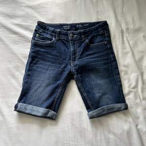 Det är ett par Jeans shorts i mycket bra skicka, skriv privat för fler bilder.