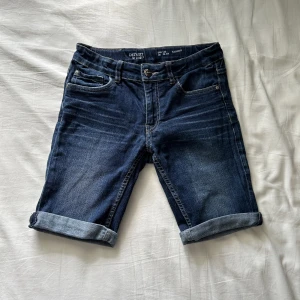 Jeans shorts - Det är ett par Jeans shorts i mycket bra skicka, skriv privat för fler bilder.