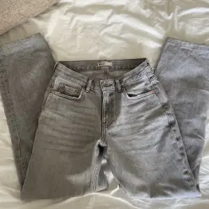 Intressekoll på dessa gråa low straight jeans från ginatricot. 299 + frakt men priset kan diskuteras. Skriv till mig om ni har frågor och funderingar🥰