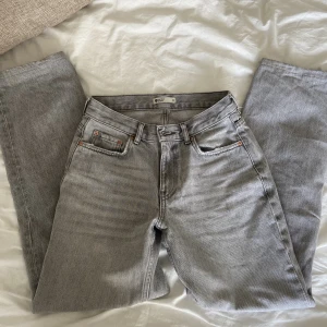 Gråa jeans - Intressekoll på dessa gråa low straight jeans från ginatricot. 299 + frakt men priset kan diskuteras. Skriv till mig om ni har frågor och funderingar🥰