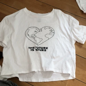 Vit T-shirt  - Vit T-shirt med en litet tryck 💖