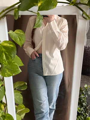 Skjorta  - Skjorta med knappar från Bodyflirt. Normal i storlek. Helt oanvänd🤍