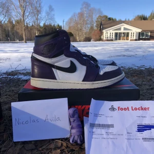 Jordan 1 High Court Purple  - Säljer Jordan 1 High Court Purple 42.5, i använt skick. Det ingår låda extra lila snören samt kvitto! För fler bilder och frågor så är det bara att kontakta i DM!!