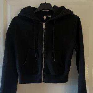 Svart sweetshirt - Från h&m, stork S. Använt ett par gånger. Pris kan diskuteras💗