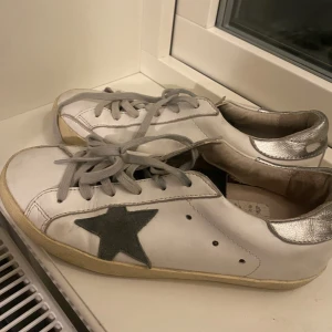golden goose liknande skor  - Golden gosse liknande skor! Synligt att de är använda men ser såklart redan använda ut vid inköp eftersom de är golden gosse liknande. Säljs alltså i befintligt skick. Köparen står för frakt och priset kan diskuteras! 