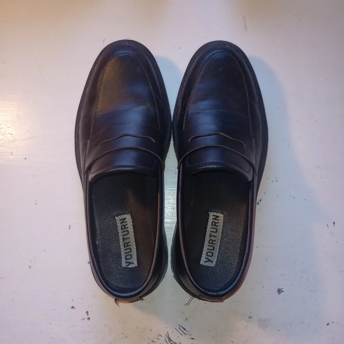 svarta loafers