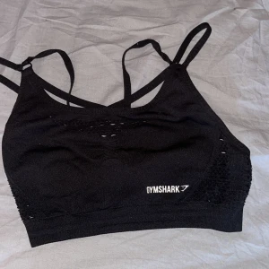 Gymshark träningstopp  - Svart gymshark topp, jätte bra skick. Kan byta ut mot en annan träningstopp 