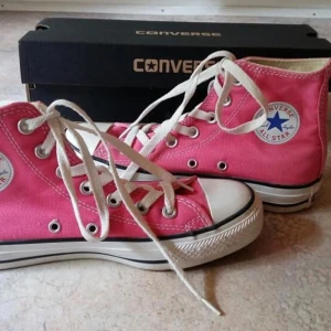Converse skor - Säljer dessa converse skor. Säljer för 299 kr. Blir budgivning vid mkt intresse. Storlek 36, men de funkar på 37a! Tycker att de passar en blond mer. snygga med bootcut & magtröja särskilt på smalmidja y2k vibe. Bra skick