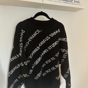 Stickad tröja  - Super mysig stickad tröja, i lite tunnare material. Kommer tyvärr inte till användning och använt 1 gång eftersom de inte är min stil. Tröjan ser som ny ut. Skriv för fler bilder.💓 