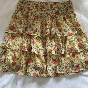 Blommig volangkjol - Blommigt volangkjol från Lindex barnavdelningen i storlek 134/140.  Är 162 cm