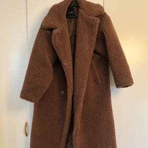 Brun teddy kappa S  - Brun teddy kappa i storlek S. Stor i storleken, passar som en M.  Inköpt för ca 900 kr