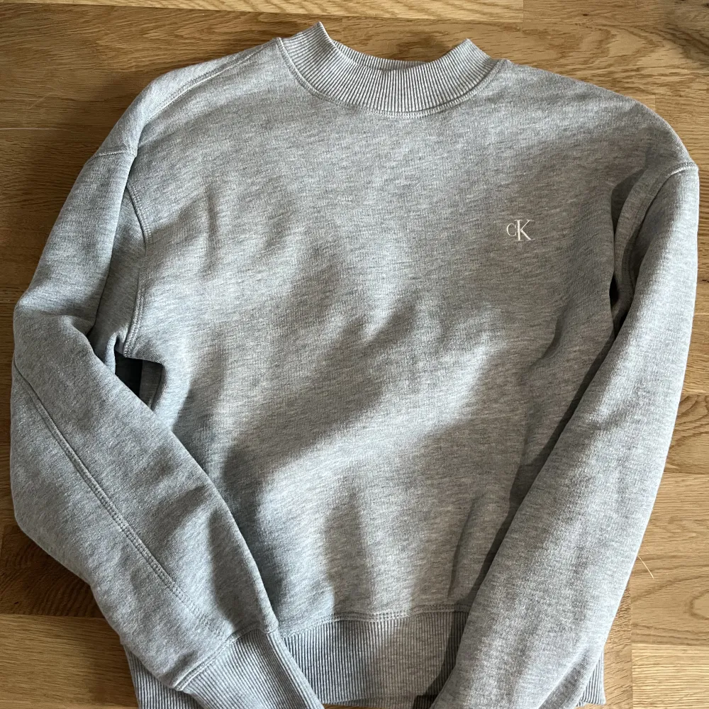 Grå tjocktröja från Calvin Kline . Använd ett fåtal gånger . Yläosat.