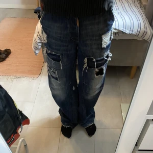 Lösa jeans med slitage - Jättefeta jeans med hål och slitage. Lösa men tajta kring midjan så de passar perfekt enligt mig🥹