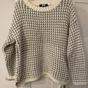 Stickad tröja  - Stickad tröja ifrån bikbok  Storlek: S 