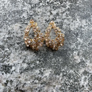 Örhängen  - Guld i botten, använt tre gånger totalt