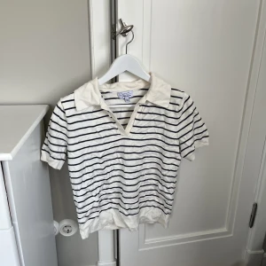 Tröja  - Randig tröja med krage från and other stories i nyskick☺️